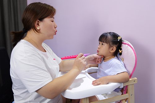 孩子總把“哥哥”說成“的的”是怎么回事？