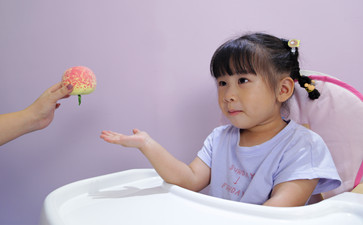 語言訓練過程中需要讓孩子看書嗎？