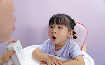 孩子說話結巴掛什么科室？