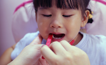 小孩說話結(jié)巴很難堪，怎么糾正？